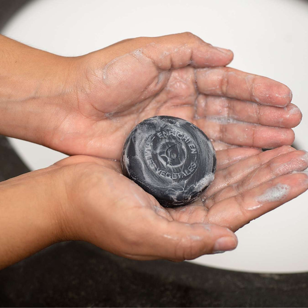 le petit olivier purifying face wash solid charcoal use 1