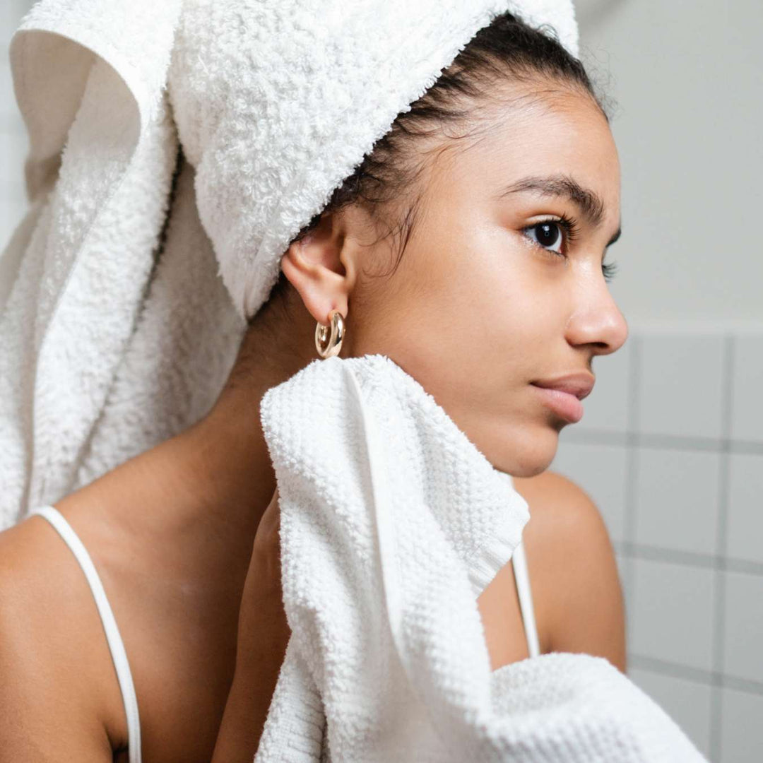 jeune femme qui se nettoie le visage