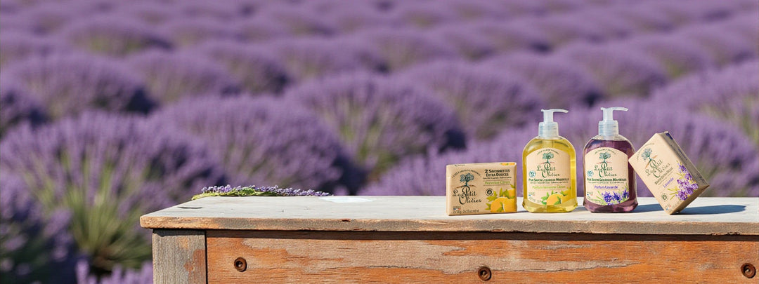 produits posés sur table en bois avec champ de lavande